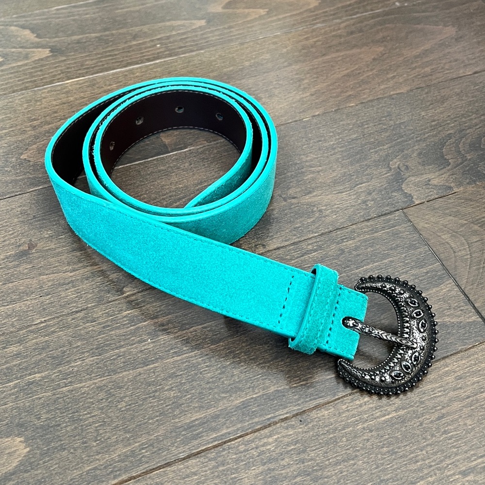 Thin Louve belt from Sezane, in teal
